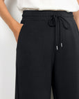 Banu Hose in Schwarz