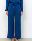 Banu Hose in Blau
