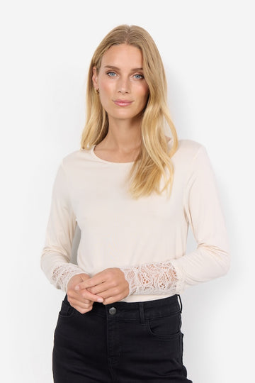 Langarmshirt mit Spitzendetails in Creme