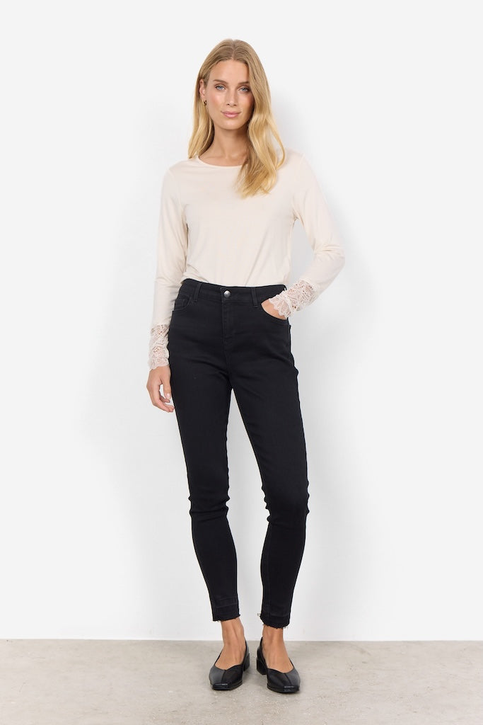 Langarmshirt mit Spitzendetails in Creme