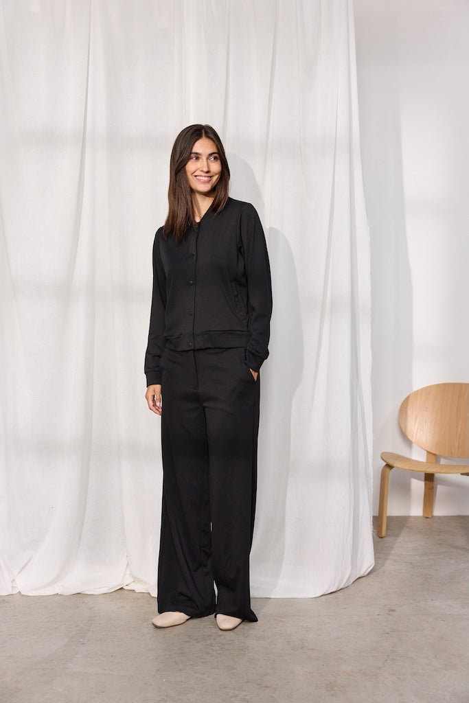 Jacke mit Druckknöpfen in schwarz