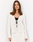 Strickjäckchen mit Schleifen in Creme