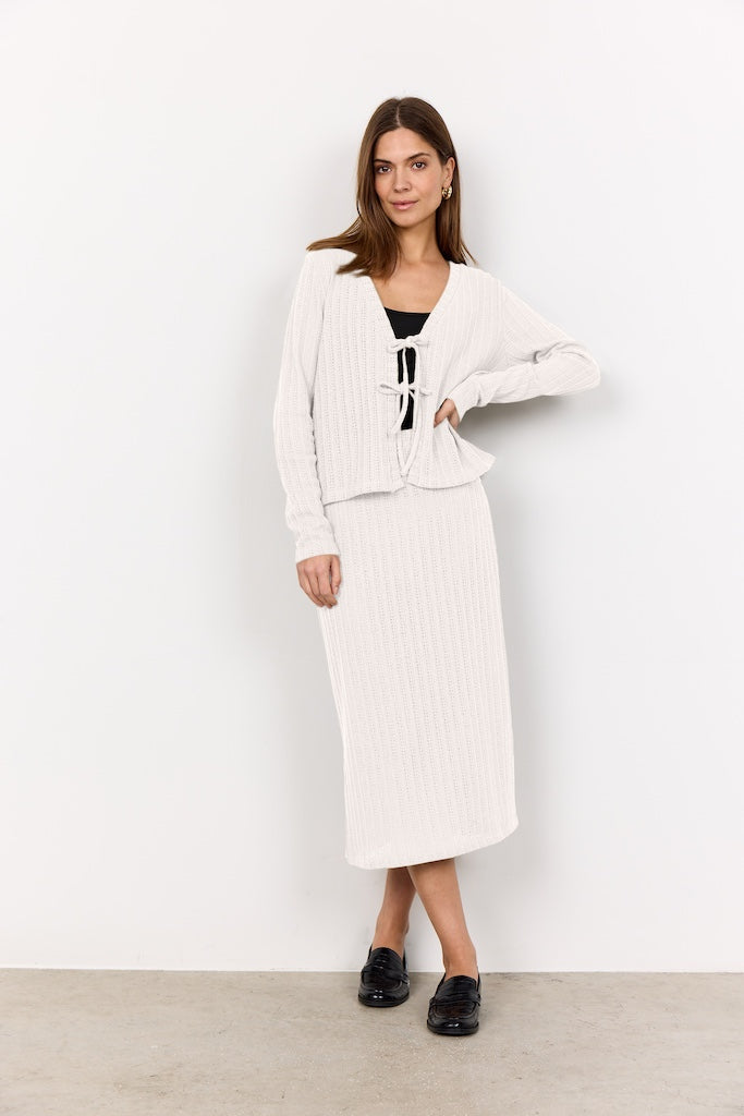 Strickjäckchen mit Schleifen in Creme