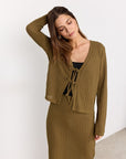 Strickjäckchen mit Schleifen in Olive