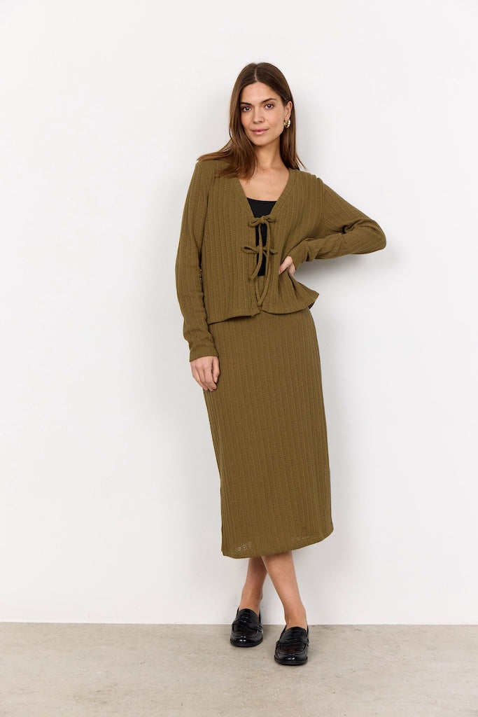 Strickjäckchen mit Schleifen in Olive
