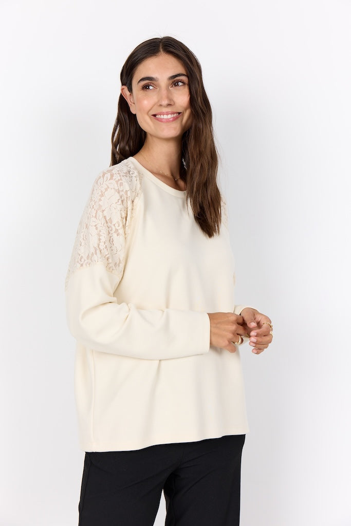 Sweartshirt in Creme mit Spitze an den Schultern