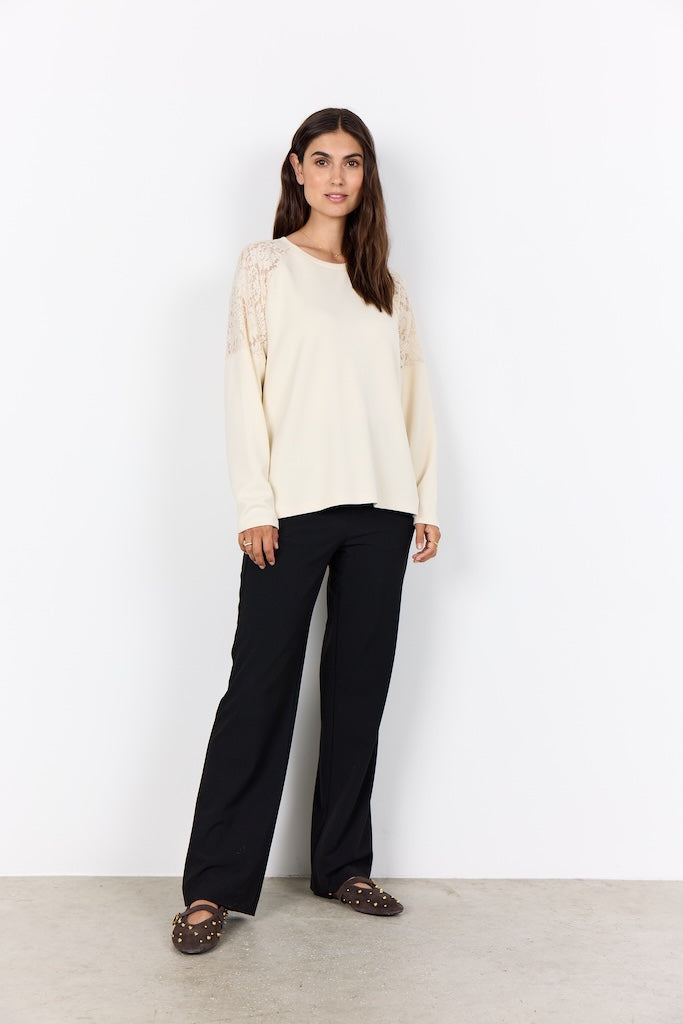 Sweartshirt in Creme mit Spitze an den Schultern