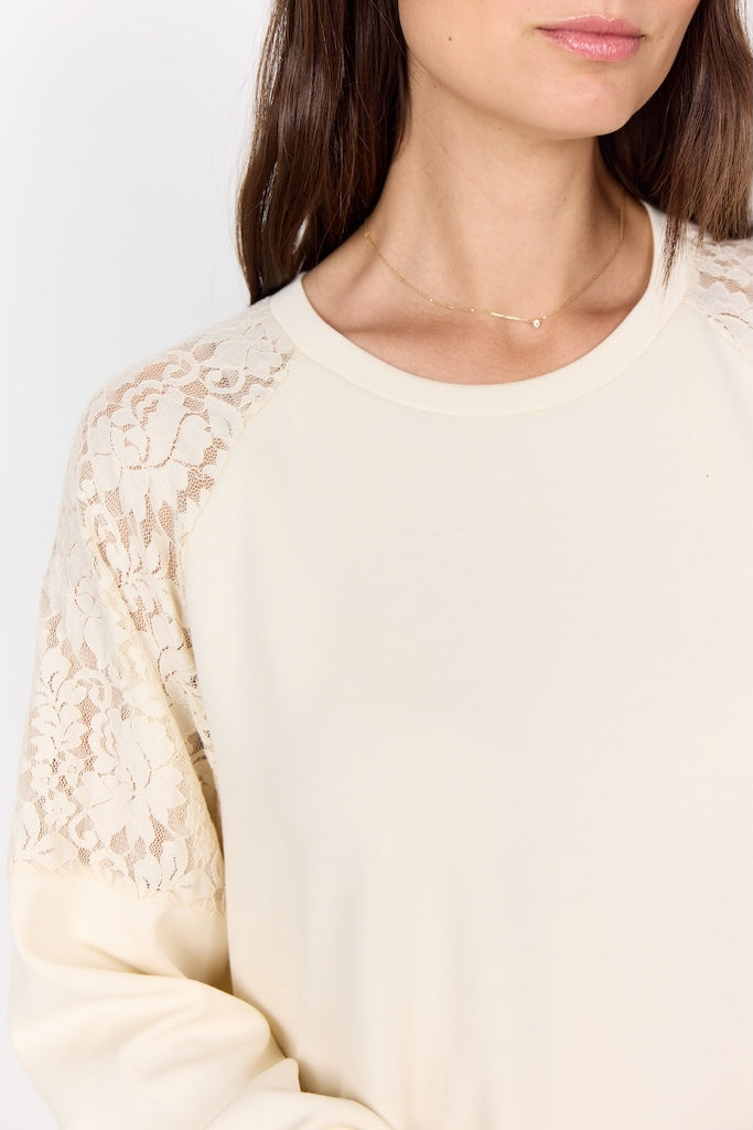 Sweartshirt in Creme mit Spitze an den Schultern