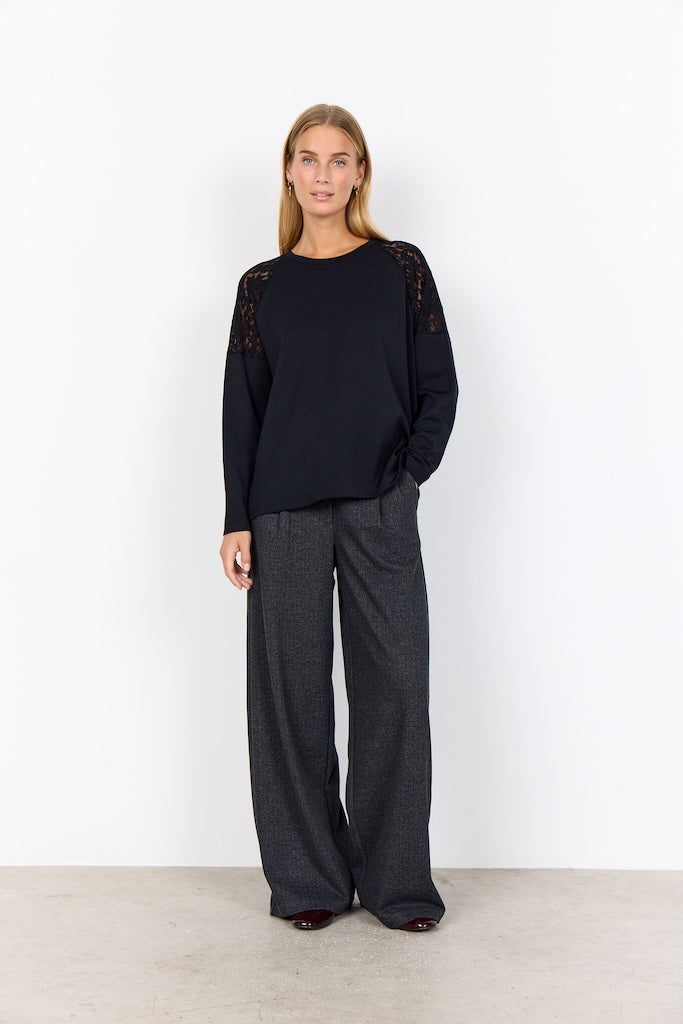 Sweartshirt in Schwarz mit Spitze an den Schultern