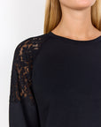 Sweartshirt in Schwarz mit Spitze an den Schultern