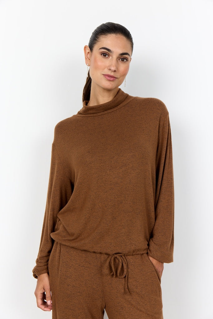 Weicher Pullover mit hohem Kragen in Toffee