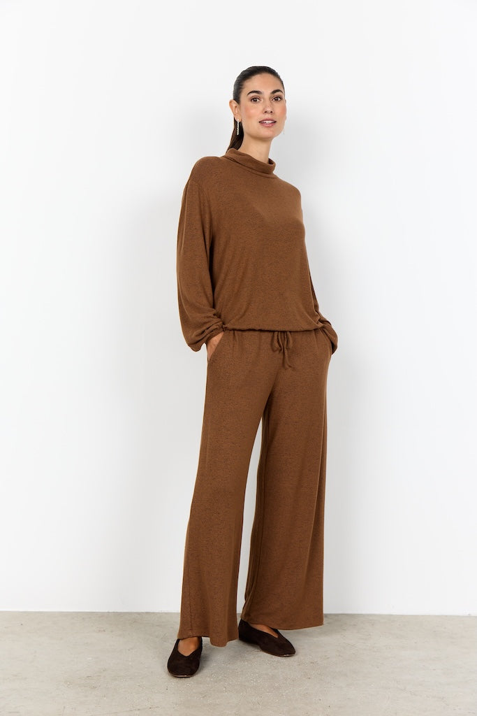 Weicher Pullover mit hohem Kragen in Toffee