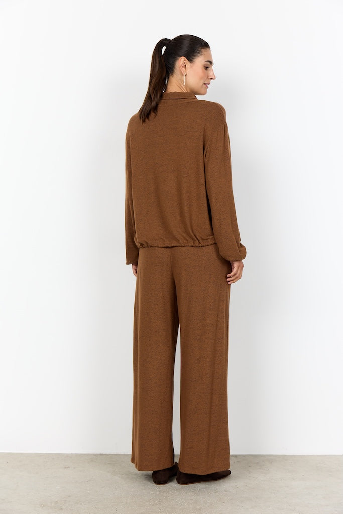 Weicher Pullover mit hohem Kragen in Toffee