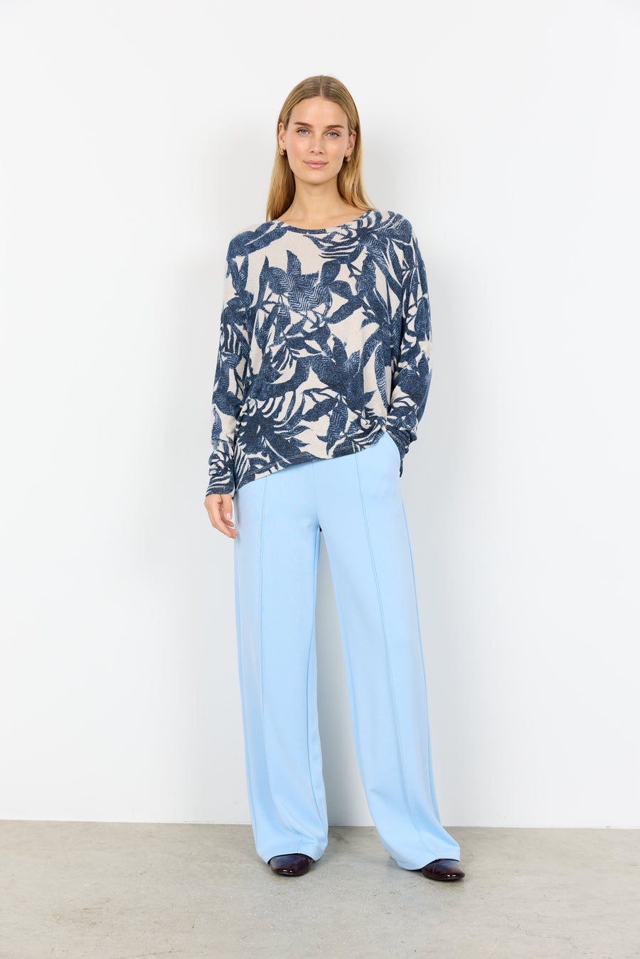 Weicher Pullover mit lebhaftem Blattmuster in blau