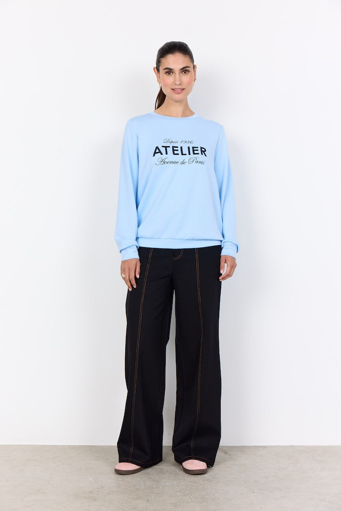 Banu Pullover mit Aufschrift in Hellblau