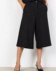 Weite 3/4 Hose mit Nadelstreifen