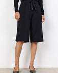 Knielange Banu Hose in Schwarz