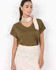 Basic Shirt mit V-Ausschnitt in Olive