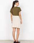 Basic Shirt mit V-Ausschnitt in Olive