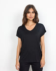Basic Shirt mit V-Ausschnitt in Schwarz