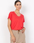 Basic Shirt mit V-Ausschnitt in Erdbeerrot