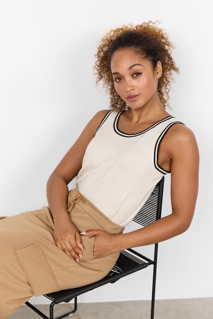 Top mit geripptem Saum in Beige