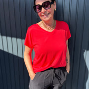 Basic Shirt mit V-Ausschnitt in Erdbeerrot