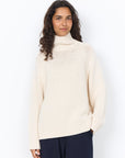 Pullover mit hohem Kragen in Sand