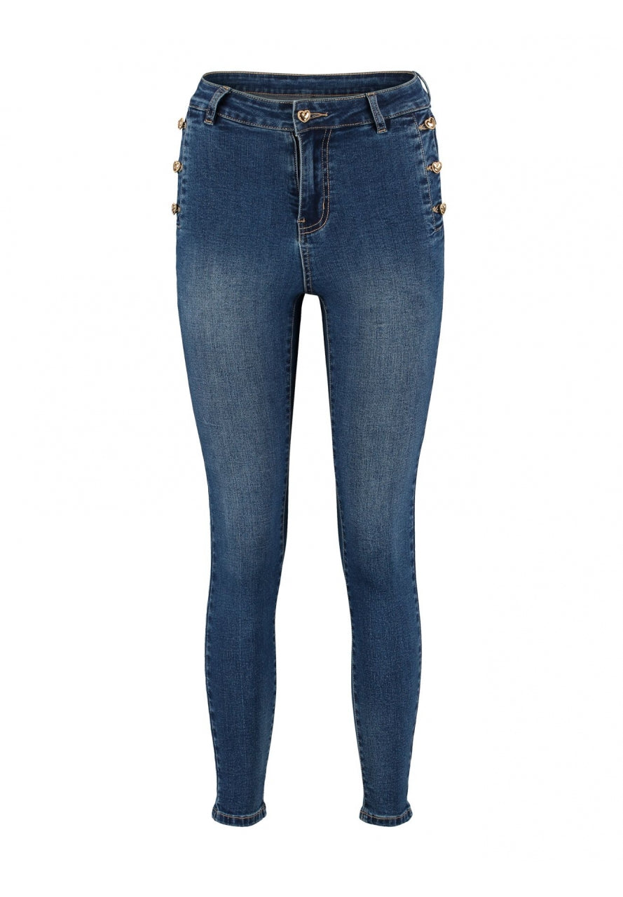 Mittelblaue Jeanshose mit Herzknöpfen