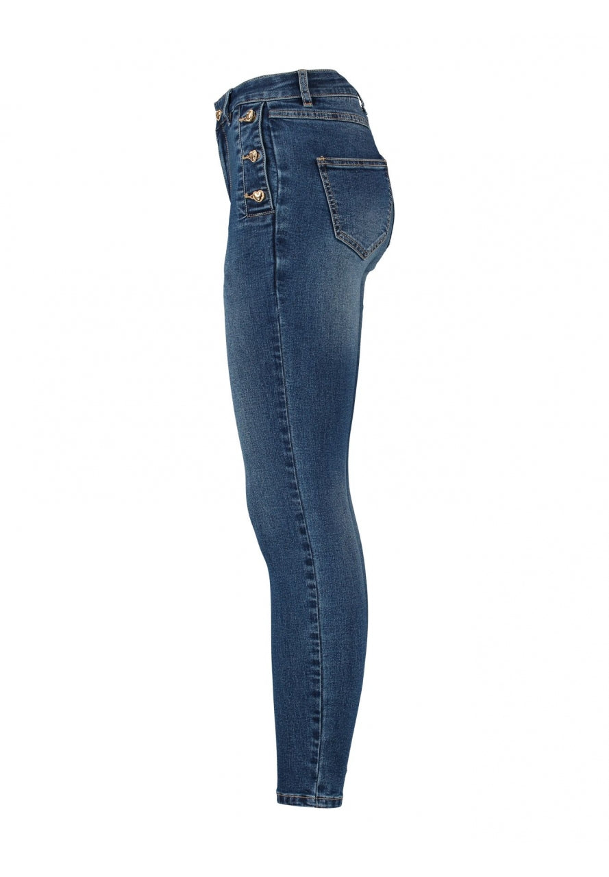 Mittelblaue Jeanshose mit Herzknöpfen