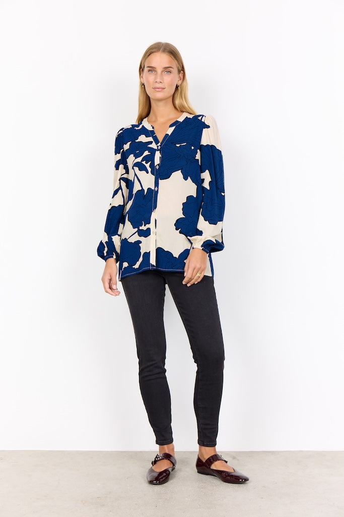 Bluse mit auffälligem Blumendruck in Blau