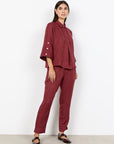 Bluse mit markanten Knopdetails in Blutrot