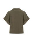 Bluse mit doppelreihiger Knopfleiste und eine dezenten Knitterstruktur in Olive