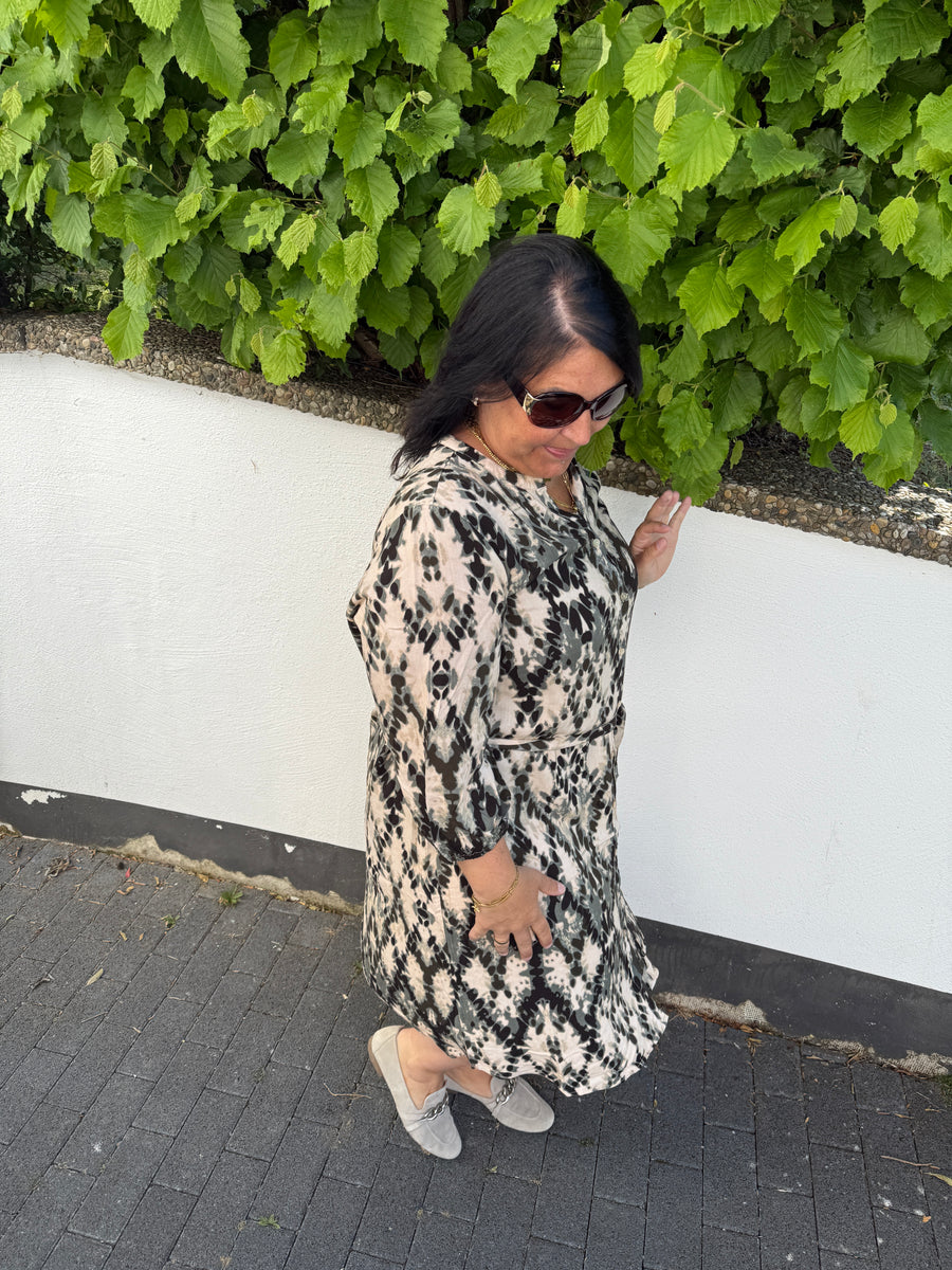 Viskose Kleid mit abstraktem Print