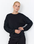 Pullover mit floraler Spitze an den Ärmeln in Schwarz