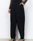 Banu Hose mit lässigem Schnitt in Schwarz