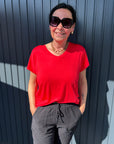 Basic Shirt mit V-Ausschnitt in Erdbeerrot