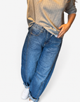 Barrel Jeans mit Nähten in Mittelblau
