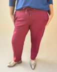 Plus Size Hose mit Rüschen-Details in Bordeaux