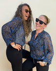 Bluse mit gerüschtem Kragen in Blau