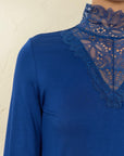 Hochgeschnittenes Langarmshirt mit Spitze in Blau