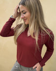 Bluse mit gerüschtem Kragen in Bordeaux