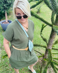Blusenkleid mit V-Ausschnitt und Gürtel