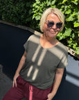 Basic Shirt mit V-Ausschnitt in Olive