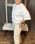 Stretch-Jeans mit weitem Bein in Creme