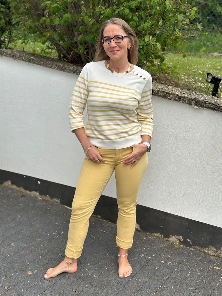 Pullover mit dekorativen Schulterknöpfen