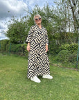 Langes Kleid mit geometrischem Muster