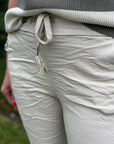 Jogg Pants mit Glitzer-Bändel in Creme