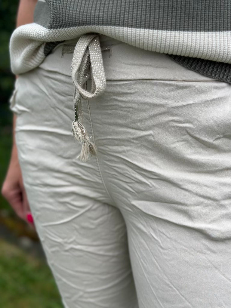 Jogg Pants mit Glitzer-Bändel in Creme