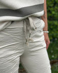 Jogg Pants mit Glitzer-Bändel in Creme